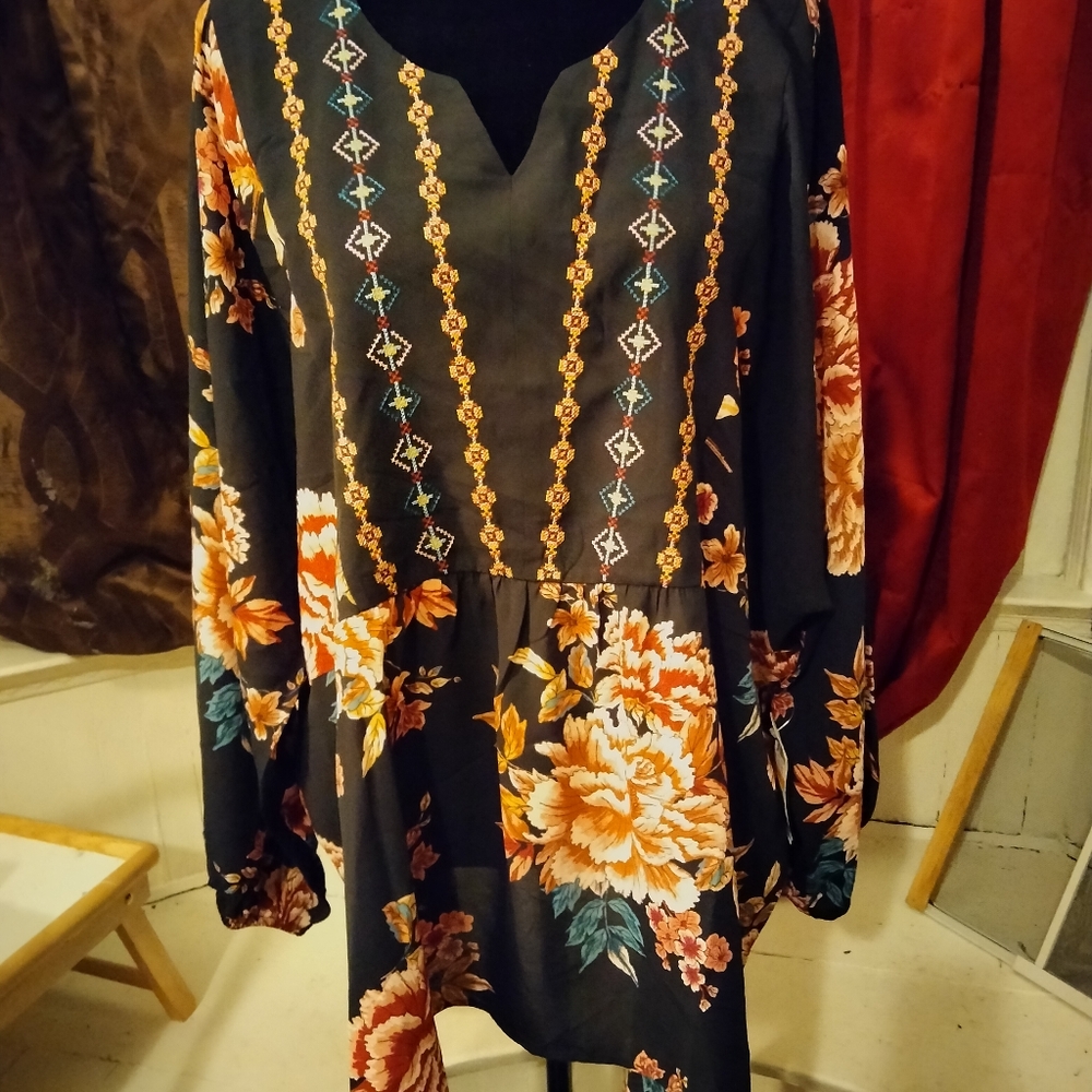 Style & Co Women's Tunic. 3X. Floral. Embroidered front. V neck. Bell sleeve.